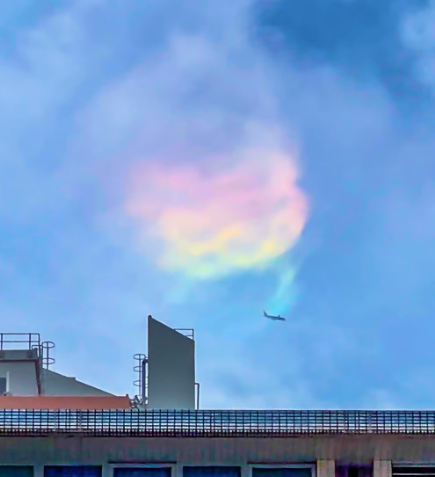 홍콩 하늘에 ‘불 무지개’가 등장해 눈길을 끌고 있다. 주황, 노랑, 초록, 파랑 등의 색이 나선형 구름에 얹힌 듯 퍼진 이 환상적인 장면은 일명 ‘불 무지개’로 불리는 희귀한 대기광학현상이다. 페이스북 캡처