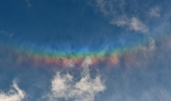 홍콩 하늘에 ‘불 무지개’가 등장해 눈길을 끌고 있다. 주황, 노랑, 초록, 파랑 등의 색이 나선형 구름에 얹힌 듯 퍼진 이 환상적인 장면은 일명 ‘불 무지개’로 불리는 희귀한 대기광학현상이다. 페이스북 캡처