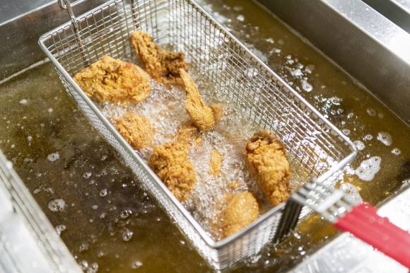 식용유로 조리하는 이미지. 아이클릭아트