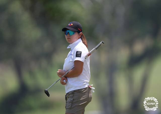 그린 공략을 고심하고 있는 홍정민. 사진 제공=KLPGA