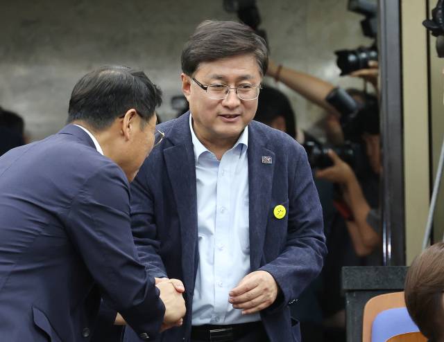 김성환 환경부 장관 후보자가 24일 국회에서 열린 더불어민주당 의원총회에 참석하고 있다. 연합뉴스