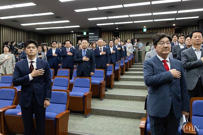 6월9일 김용태 국민의힘 비상대책위원장(앞 왼쪽)과 권성동 원내대표(앞 오른쪽)가 국회에서 열린 의원총회에 참석해 국민의례를 하고 있다.ⓒ시사IN 신선영