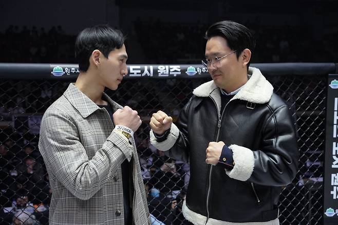 ‘개그맨’ 윤형빈(오른쪽)과 ‘200만 유튜버’ 밴쯔가 28일 서울 장충체육관에서 열리는 굽네 로드FC 073 대회에서 격투기 맞대결을 벌인다. 이번 대회는 로드FC가 ‘스포츠의 메카’ 장충체육관에서 여는 21번째 대회다. 두 파이터는 자신의 유튜브 채널 삭제 공약을 걸고 이번 대회에 나선다. 사진제공|로드FC