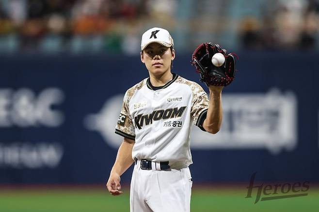 키움 김윤하는 선발 15연패에 빠져 있다. 키움의 모든 구성원은 풀이 죽은 그를 응원하고 있다. 사진제공|키움 히어로즈