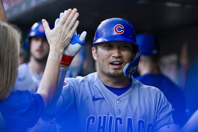 시카고 컵스 스즈키 세이야가 25일 세인트루이스전에서 3회초 스리런 홈런을 날리고 들어온 뒤 동료와 하이파이브를 나누고 있다. Imagn Images연합뉴스