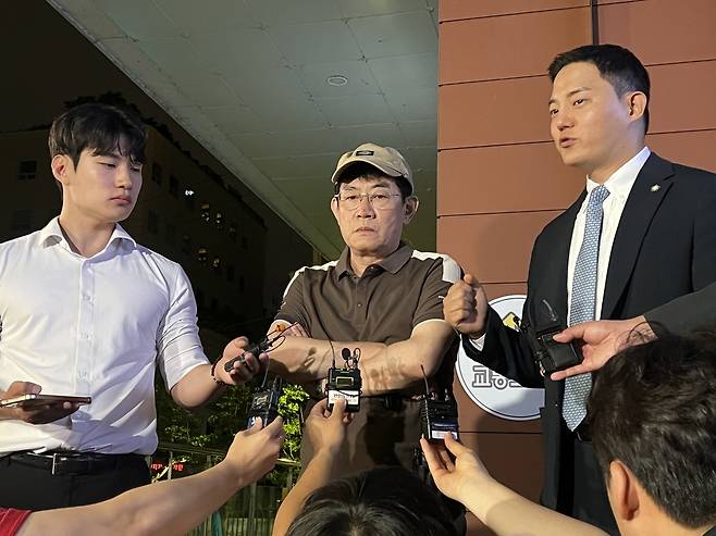 개그맨 이경규가 지난 24일 서울 강남경찰서에서 약물 운전 혐의 관련 조사를 마친 뒤 취재진 앞에 서있다. 이씨는 지난 8일 오후 2시께 강남구 논현동에서 약물을 복용한 상태로 운전한 혐의를 받는다. 사진 연합뉴스