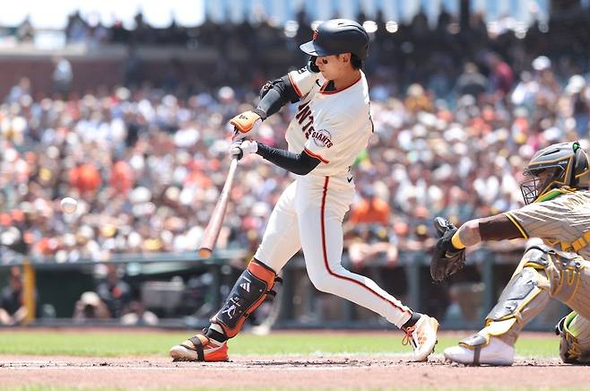 샌프란시스코 자이언츠 외야수 이정후가 25일 마이애미전에서 5번 타자 중견수로 선발 출전한다. 이정후는 6월 타율 1할대로 극심한 타격 부진에 빠지면서 올스타전 외야수 부문 팬 투표에서도 20위권 밖으로 밀려났다. 연합뉴스