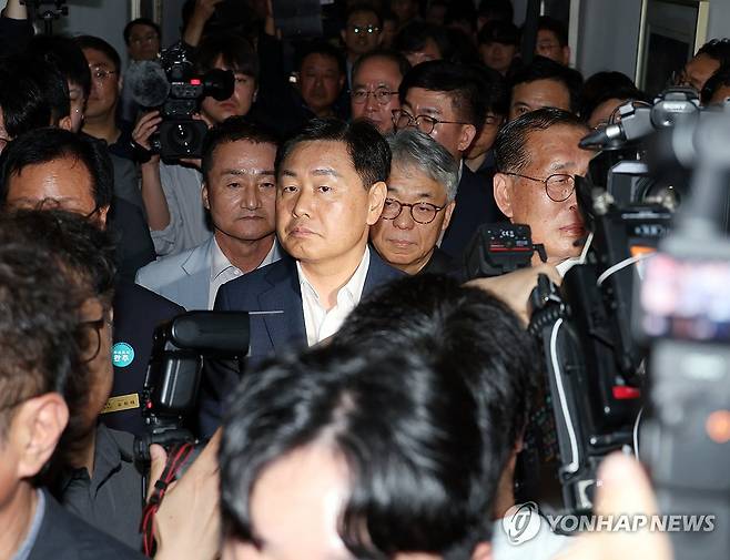 '통합 반대' 주민에 둘러싸인 김관영 전북도지사 (완주=연합뉴스) 임채두 기자 = 전북자치도 완주문예회관에서 '군민과의 대화'가 예정됐던 25일, 김관영 전북도지사가 완주군청 복도에서 '완주·전주 통합'을 반대하는 군민들의 항의를 받고 있다. 거센 저지에 군민과의 대화는 무산됐다. 2025.6.25 doo@yna.co.kr