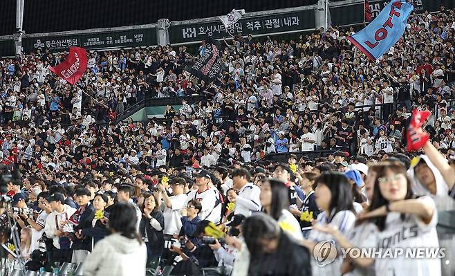 사직야구장 만원 관중들의 열정 (부산=연합뉴스) 강선배 기자 = 지난달 22일 부산 사직야구장에서 열린 KBO리그 롯데와 LG의 경기. 2025.5.22 sbkang@yna.co.kr