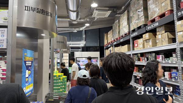 26일 방문한 성남 수정구 ‘메가팩토리 약국’. 평일인데도 많은 고객들이 약을 쇼핑하고 있다. 2025.6.26 /윤혜경기자 hyegyung@kyeongin.com
