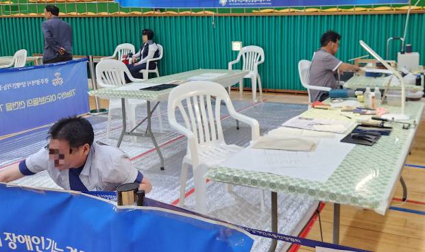 26일 열린 장애인기능경기대회. 나전칠기 부문에 출전한 참가자들이 그동안 갈고닦은 실력을 발휘하고 있다. 이정준기자