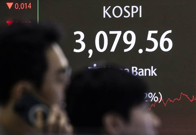 26일 오후 서울 중구 하나은행 딜링룸의 전광판에 이날 거래를 종료한 코스피가 표시돼 있다. (사진=연합뉴스)