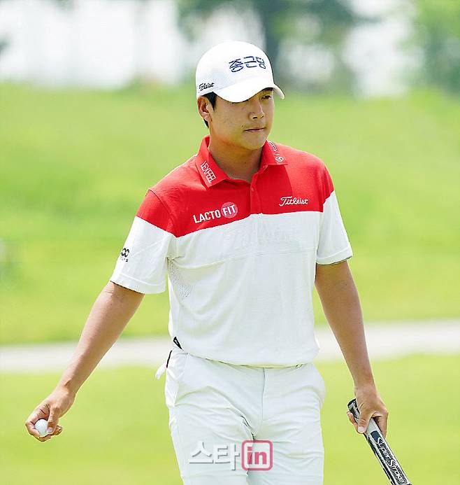 김민규가 26일 전북 군산시 군산 컨트리클럽에서 열린 KPGA 투어 군산CC오픈 1라운드 1번홀에서 퍼트를 끝낸 뒤 홀을 빠져나가고 있다. (사진=이데일리 골프in 김상민 기자)