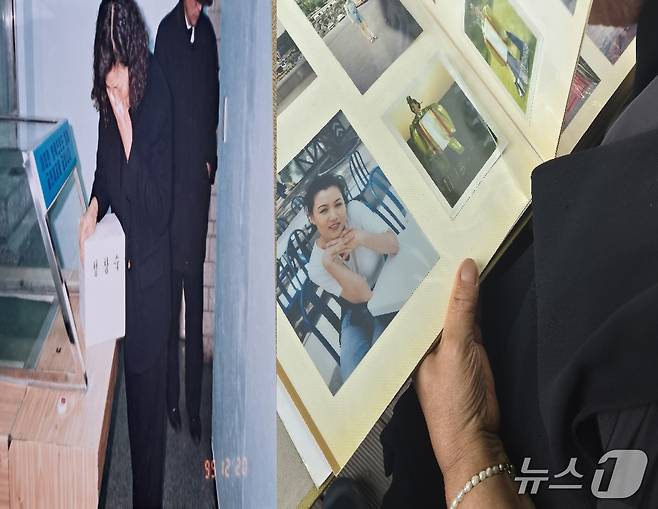 '삼풍백화점 붕괴 참사'가 일어난 지 약 6개월 만에 딸의 유골이 아닌 신원 미상의 유골이 담긴 유골함을 받아든 진옥자 씨의 당시 모습(왼쪽). 지난 19일 딸 정창숙 싸의 사진을 들여다보고 있는 옥자 씨의 모습(오른쪽). ⓒ 뉴스1 남해인 기자