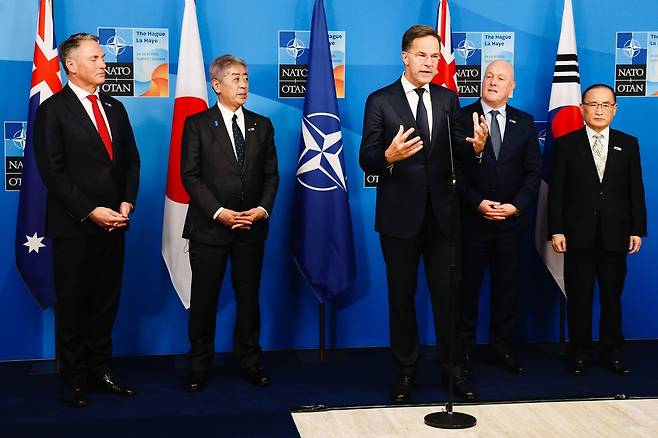 25일(현지시간) 네덜란드 헤이그에서 열린 북대서양조약기구(NATO·나토) 정상회의를 계기로 (왼쪽부터) 리처드 말스 호주 국방장관, 이와야 다케시 일본 외무상, 마르크 뤼터 나토 사무총장, 크리스토퍼 럭슨 뉴질래늗 총리, 위성락 국가안보실장이 회동을 갖고 있다. <출처=뤼터 사무총장 엑스(X) 계정>