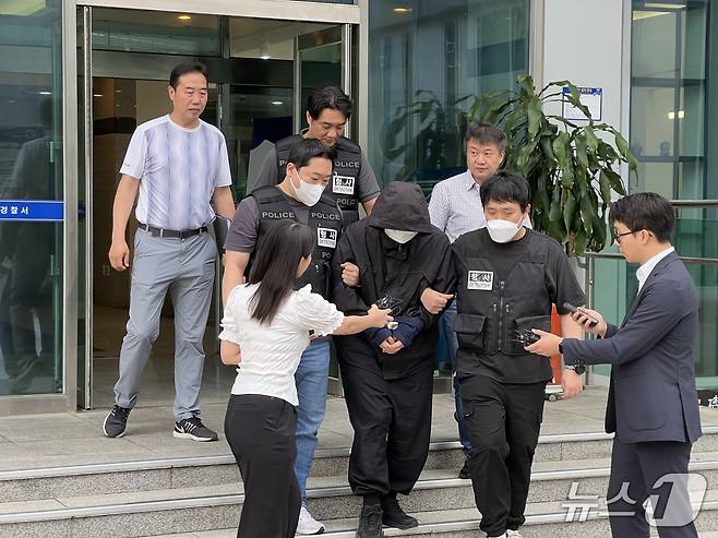 인터넷 커뮤니티에 초등학생 살해 예고글을 올린 20대 남성이 26일 서울 중랑경찰서에서 호송차에 오르는 모습. 2025.6.26/뉴스1 ⓒ News1 심서현 기자