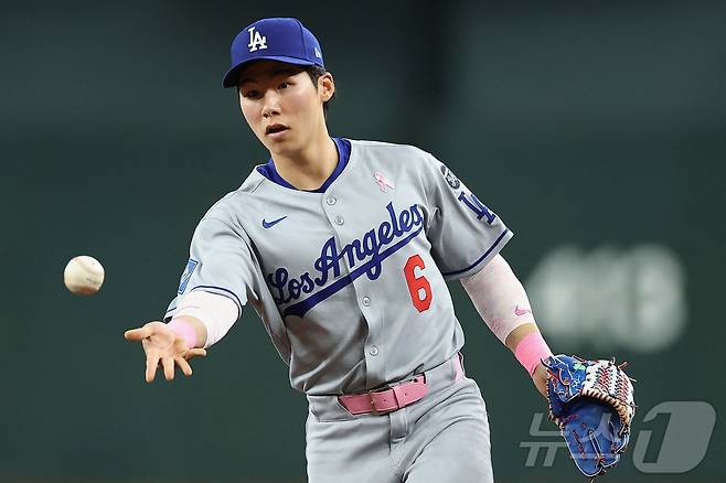 LA 다저스 김혜성은 26일(한국시간) 열린 2025 메이저리그 콜로라도 로키스와 원정 경기에서 9회말 대수비로 출전했다. ⓒ AFP=뉴스1