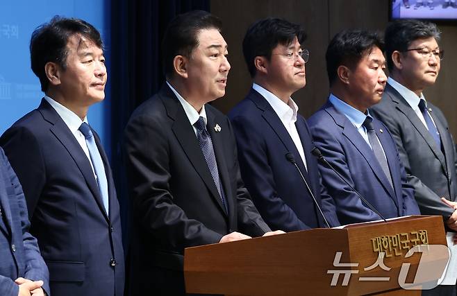 김병기 더불어민주당 신임 원내대표가 15일 오전 서울 여의도 국회 소통관에서 원내대표단 인선발표를 하고 있다. 왼쪽부터 문진석 운영수석, 김 원내대표, 박상혁 소통수석, 이기헌 비서실장, 김남근 민생부대표. 2025.6.15/뉴스1 ⓒ News1 김민지 기자