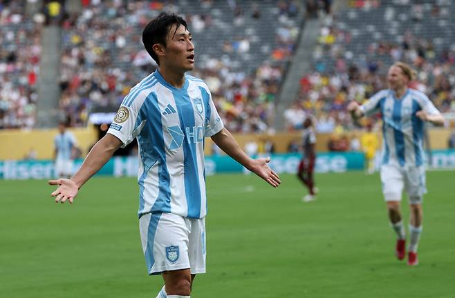 울산 이진현이 플루미넨시와 클럽월드컵 조별리그 F조 2차전에서 전반 동점골을 넣은 뒤 세리머니하고 있다. 사진 | 이스트러더퍼드=로이터연합뉴스