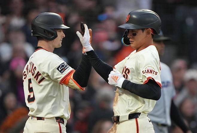 이정후가 5회말 동점 득점을 올리고 들어와 마이크 야스트렘스키의 환영을 받고 있다. AFP연합뉴스