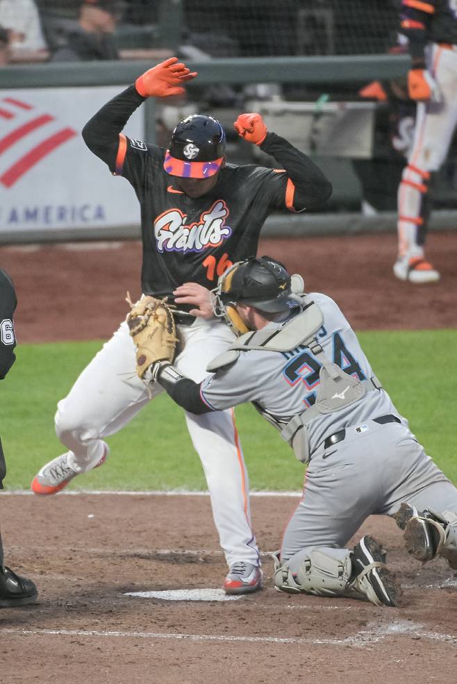 라파엘 데버스가 지난 25일(한국시각) 마이애미전에서 5회말 엘리엇 라모스의 좌익선상 2루타 때 1루에서 홈까지 달려들다 포수 리암 힉스에 태그아웃되고 있다. Imagn Images연합뉴스