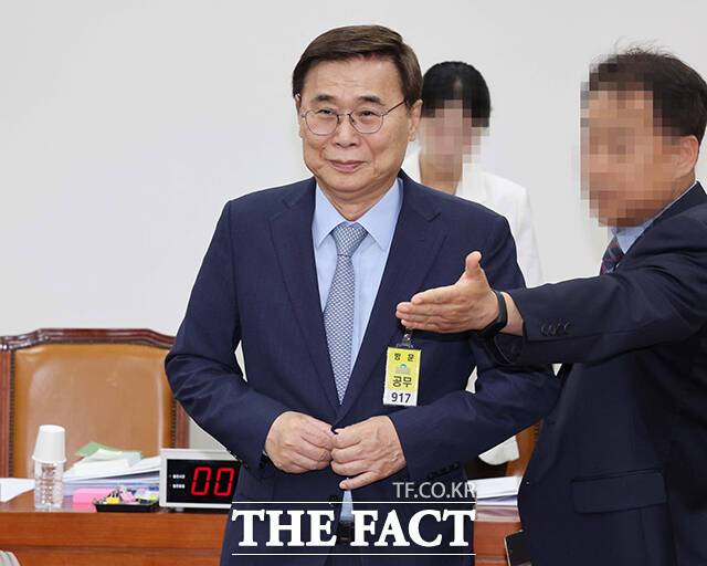 이종석 국가정보원장이 26일 오후 서울 여의도 국회에서 열린 정보위원회 전체회의에 참석하고 있다. /국회=배정한 기자