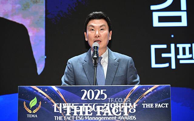 특종에 강한 신개념 대중 종합지 <더팩트>가 주최하는 '2025 ESG 경영대상' 시상식이 26일 오후 서울 영등포구 여의도 한국거래소(KRX) 컨퍼런스홀에서 열려 김상규 대표이사가 개회사를 하고 있다. /박헌우 기자