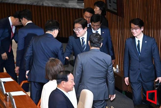 이재명 대통령이 26일 국회 본회의장에서 정부의 2차 추가경정예산안 제출과 관련 첫 시정연설을 마친 뒤 권성동 국민의힘 의원과 인사하고 있다. 2025.6.26 국회사진기자단