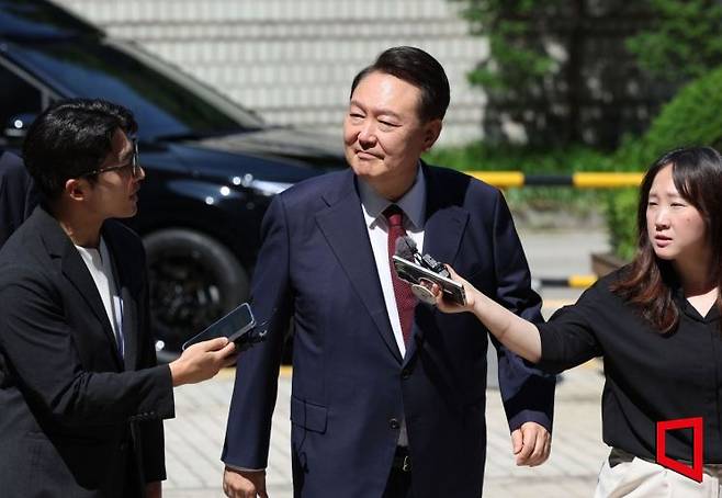 윤석열 전 대통령이 23일 서울 서초구 서울중앙지방법원에서 열린 내란 우두머리 혐의·직권남용 권리행사 방해 혐의 사건 8차 공판에 출석하고 있다. 2025.6.23 사진공동취재단