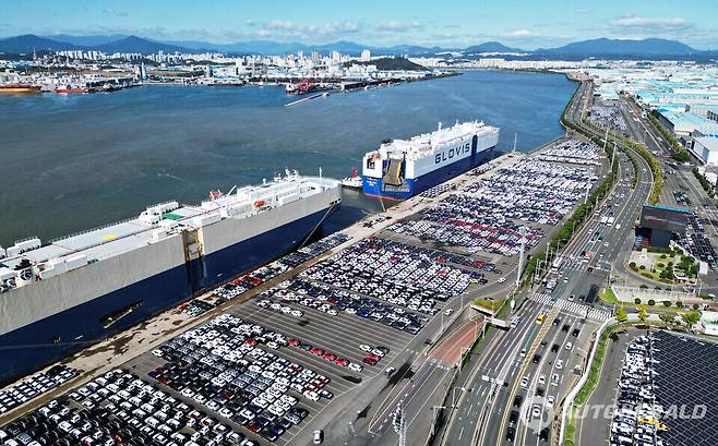 자동차 산업이 반도체를 제치고 대한민국 경제의 든든한 버팀목 역할을 하고 있다. 사진은 현대차 울산공장에서 생산한 차량들이 선적을 기다리고 있는 모습이다. (현대자동차)