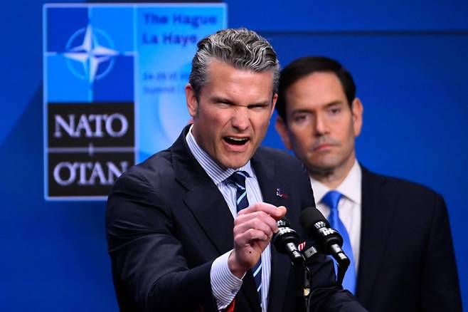 피트 헤그세스 미 국방장관(왼쪽)이 25일 네덜란드 헤이그 나토 정상회의에서 기자회견을 하고 있다. 오른쪽은 마코 루비오 국무장관. /AP 연합뉴스