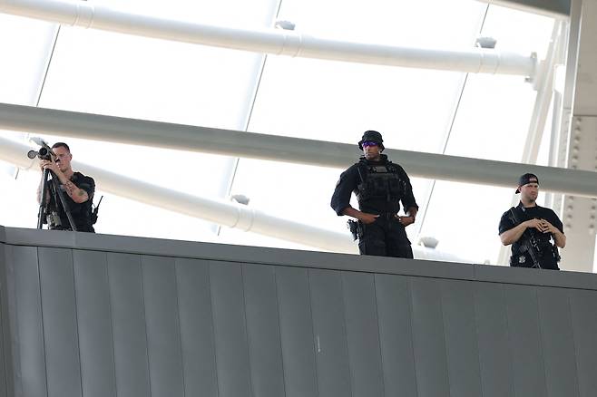 25일 JD밴스 미국 부통령이 미국 오하이오주 신시내티 TQL 스타디움에서 열린 2025 국제축구연맹(FIFA) 클럽 월드컵 울산 HD와 보루시아 도르트문트의 조별리그 경기를 관람하고 있다. 경기장 지붕에 배치된 저격수의 모습./ AFP 연합뉴스