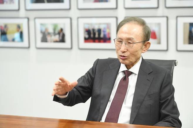 이명박 전 대통령이 지난 3월17일 오전 서울 서초구 이명박 재단 사무실에서 안철수 국민의힘 의원과 만나 환담을 나누고 있다. ⓒ연합뉴스