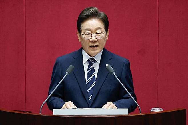 이재명 대통령이 26일 국회 본회의장에서 정부의 2차 추가경정예산안 제출과 관련해 첫 시정연설을 하고 있다. ⓒ국회사진기자단