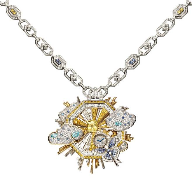 탈착 가능한 두 개의 이어링이 포함돼 있는 누볼레 프레치오제 하이 주얼리 펜던트 워치.