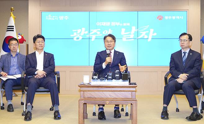 강기정 광주시장이 26일 오전 시청 비즈니스룸에서 민선 8기 3주년 기자회견을 하고 있다.