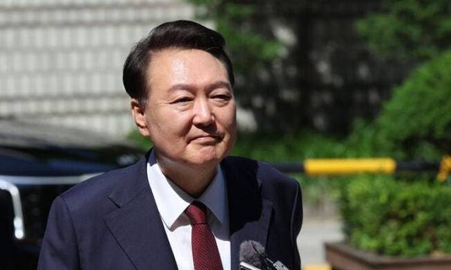 윤석열 전 대통령이 지난 23일 오전 서울 서초구 서울중앙지방법원에서 내란 우두머리 혐의 사건 8차 공판에 출석하고 있다. 사진공동취재단