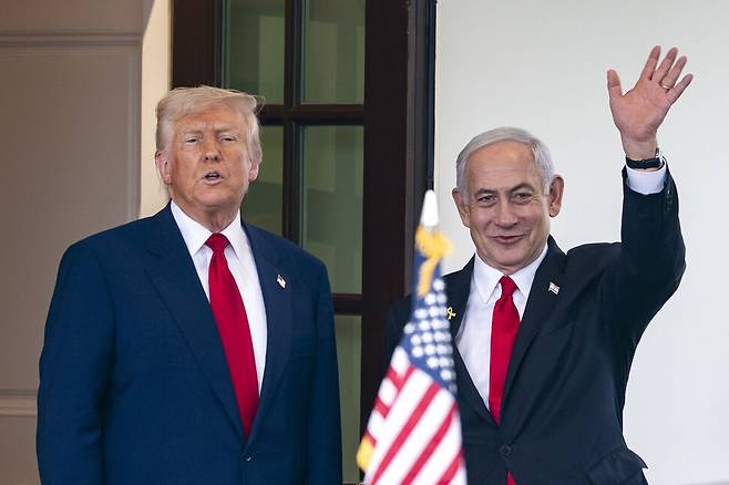 4월7일(현지시각) 워싱턴 백악관 집무실에서 열린 양자 회담 후 도널드 트럼프 미국 대통령이 베냐민 네타냐후 이스라엘 총리를 안내하고 있다. 워싱턴/UPI 연합뉴스