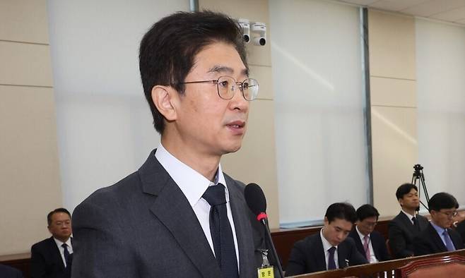 김봉식 전 서울경찰청장이 지난 지난해 12월5일 서울 여의도 국회에서 윤석열 대통령의 비상계엄 선포·해제 경위와 관련 현안 질의를 위해 열린 행정안전위원회 전체회의에서 업무보고를 하고 있다. 연합뉴스