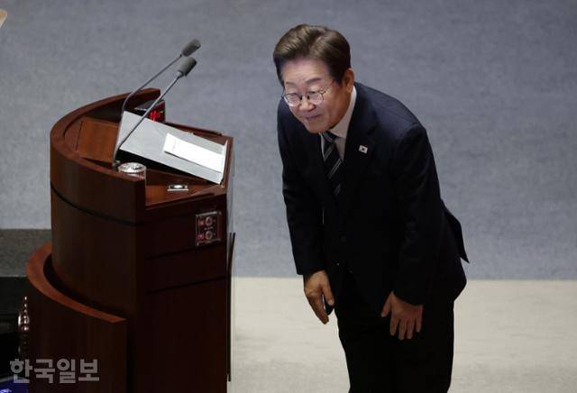 이재명 대통령이 26일 국회 본회의장에서 추가경정예산에 대한 시정연설을 하기 전 인사하고 있다. 고영권 기자