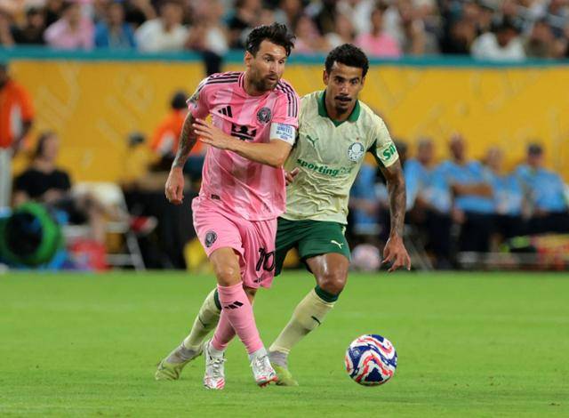 인터 마이애미의 리오넬 메시가 23일 미국 플로리다의 하드록 스타디움에서 열린 파우메이라스와의 2025 FIFA 클럽 월드컵 A조 조별리그 3차전에서 드리블 돌파를 하고 있다. 로이터 연합뉴스