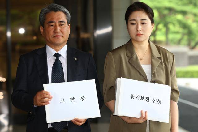 윤석열 전 대통령 법률대리인단 송진호(왼쪽)·김계리 변호사가 26일 서울 서초구 서울중앙지검에 윤 전 대통령 비화폰 통화 기록 불법 반출 등과 관련한 고발 기자회견을 열고 있다. 뉴시스