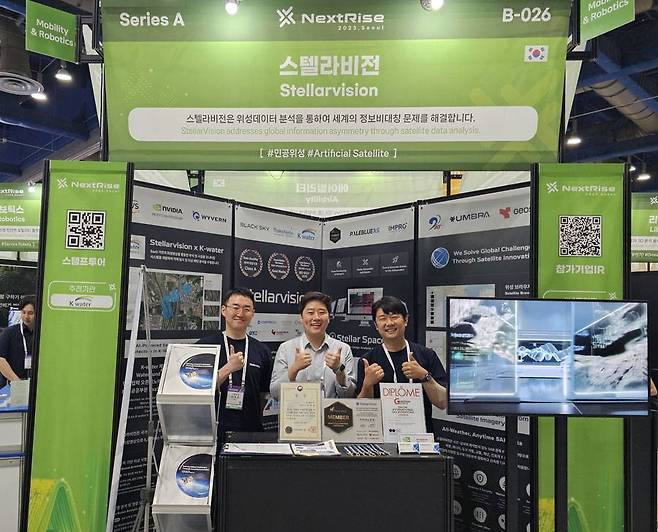 자사 부스를 소개하는 이승철 스텔라비전 대표(가운데) / 출처=IT동아