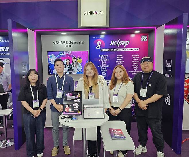 '셀팝' 홍보에 나선 안미선 대표(가운데)를 비롯한 샤이닝랩 임직원들 / 출처=IT동아