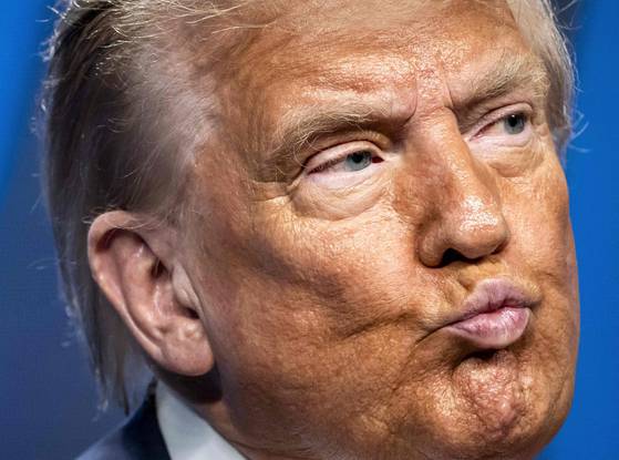 도널드 트럼프 미국 대통령이 25일(현지시간) 네덜란드 헤이그에서 열린 나토 정상 회담 이후 진행한 기자회견 도중 입을 내민 표정을 짓고 있다. AFP=연합뉴스