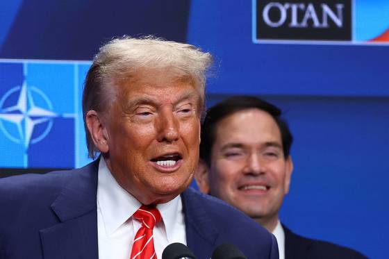 도널드 트럼프 미국 대통령이 25일(현지시간) 네덜란드 헤이그에서 열린 나토 정상 회담 이후 열린 기자회견 중 웃음을 짓고 있다. 로이터=연합뉴스