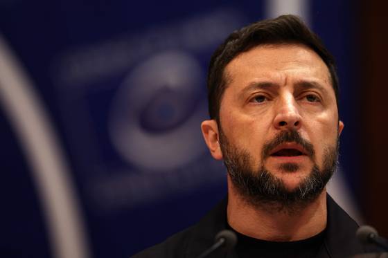 볼로디미르 젤렌스키 우크라이나 대통령이 25일(현지시간) 프랑스 동부 스트라스부르의 유럽평의회에서 러시아의 우크라이나 침공에 책임이 있는 고위 관리들을 재판하기 위한 특별재판소 설립 합의서에 서명한 후 연설하고 있다. AFP=연합뉴스