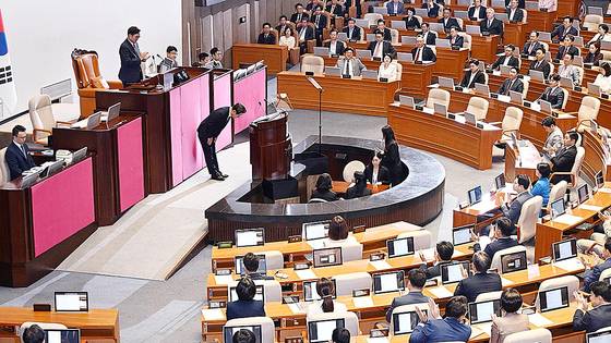 이재명 대통령이 26일 국회에서 추가경정예산안 시정연설을 마친 뒤 의원들을 향해 인사하고 있다. 국회사진기자단
