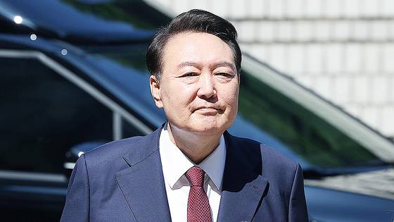 윤석열 전 대통령이 지난 23일 오전 서울 서초구 서울중앙지법에서 내란 우두머리 등 혐의 사건 8차 공판에 출석하고 있다. 뉴스1