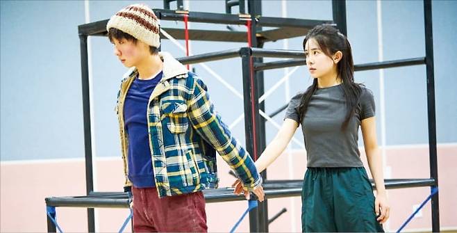 ‘렛미인’에서 오스카 역을 맡은 배우 천우진(왼쪽)과 일라이 역의 백승연이 지난 24일 서울 연지동 연지원 연습실에서 극중 한 장면을 시연하고 있다. /신시컴퍼니 제공